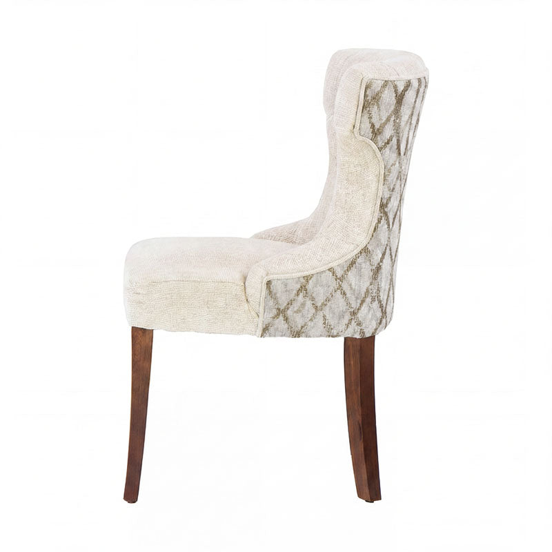 Sillón Tulip de Deurope, asiento y respaldo tapizados en tela blanca, estructura moderna y patas de metal negro.