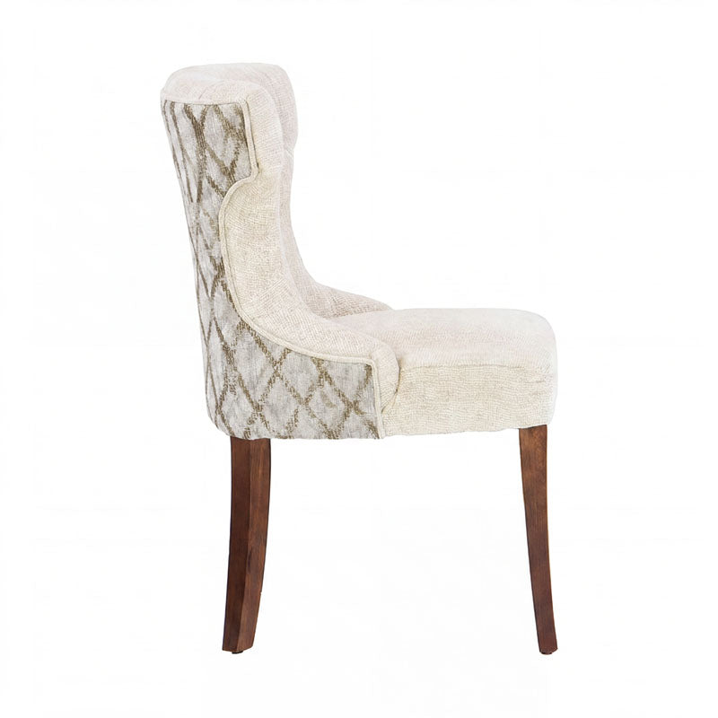 Sillón Tulip de color blanco y diseño moderno, con patas de metal y asiento acolchado, en estilo contemporáneo.