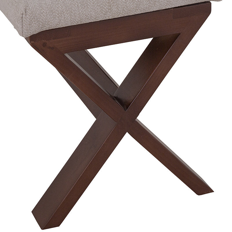 Banca Ikaro para comedor de color madera, con asiento y respaldo de madera y patas de metal negra.