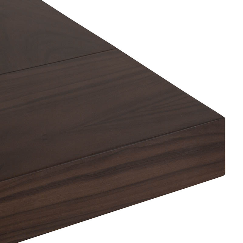 Mesa de comedor Toledo de Deurope con superficie de madera clara y patas robustas en un ambiente moderno.