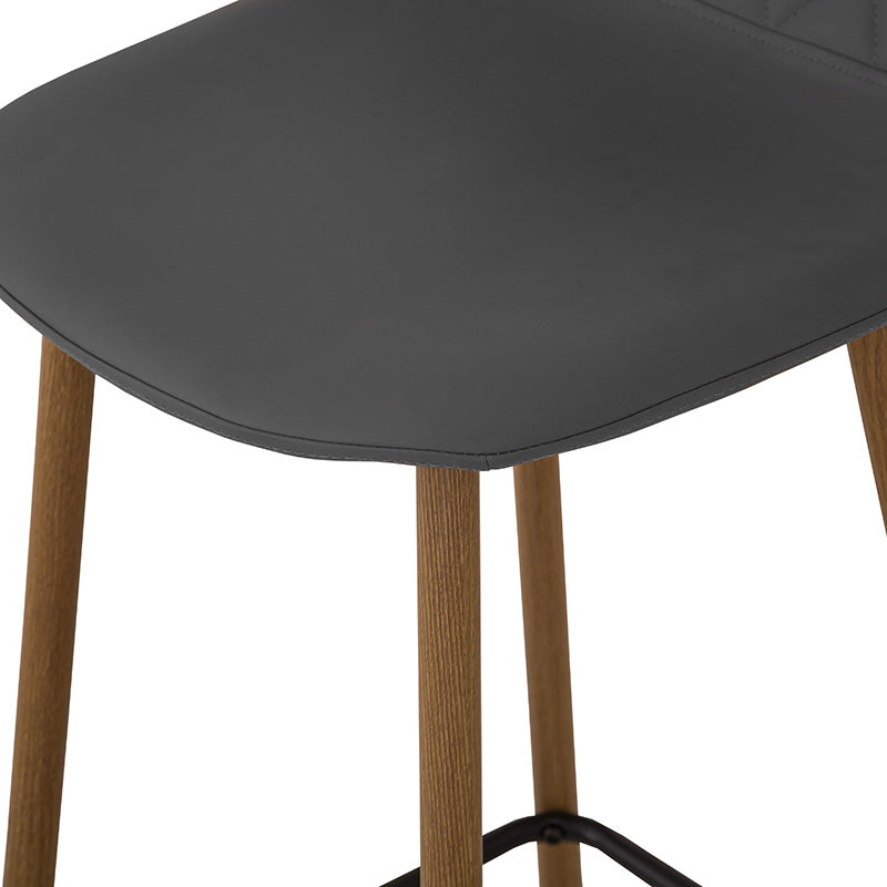 Banco para barra Gilly deurope.com.mx, asiento acolchado y estructura metálica en acabado negro, ideal para espacios modernos.