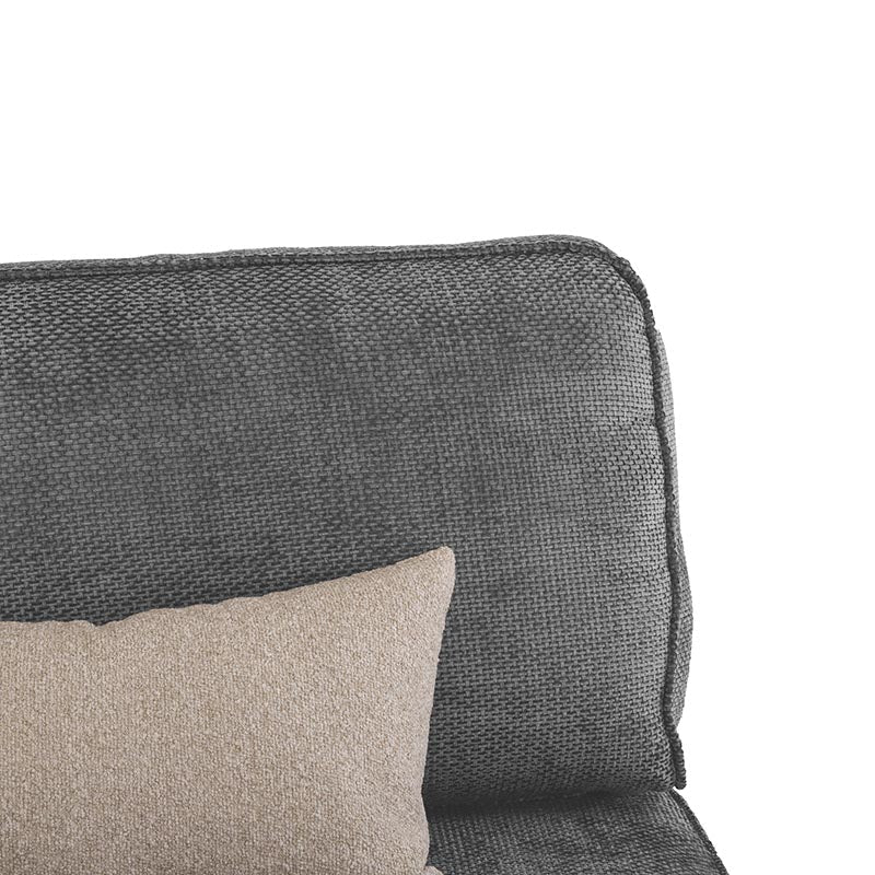 Sillón central de módulo de sala Megan de Deurope, tapizado en tela gris con cojines decorativos, en ambiente moderno.