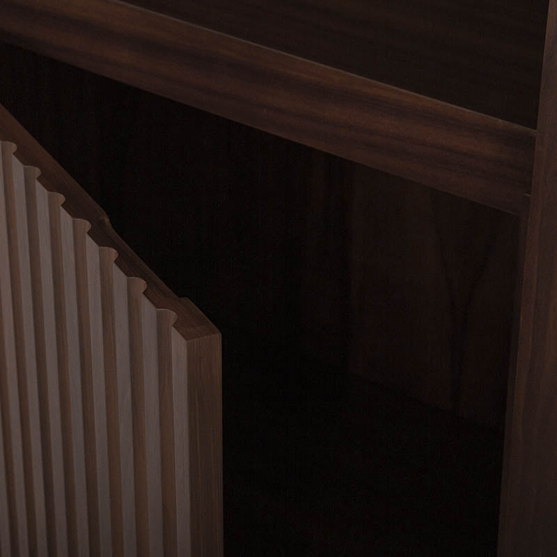 Torre izquierda Toledo de mueble para TV en color madera, con compartimentos y diseño moderno.