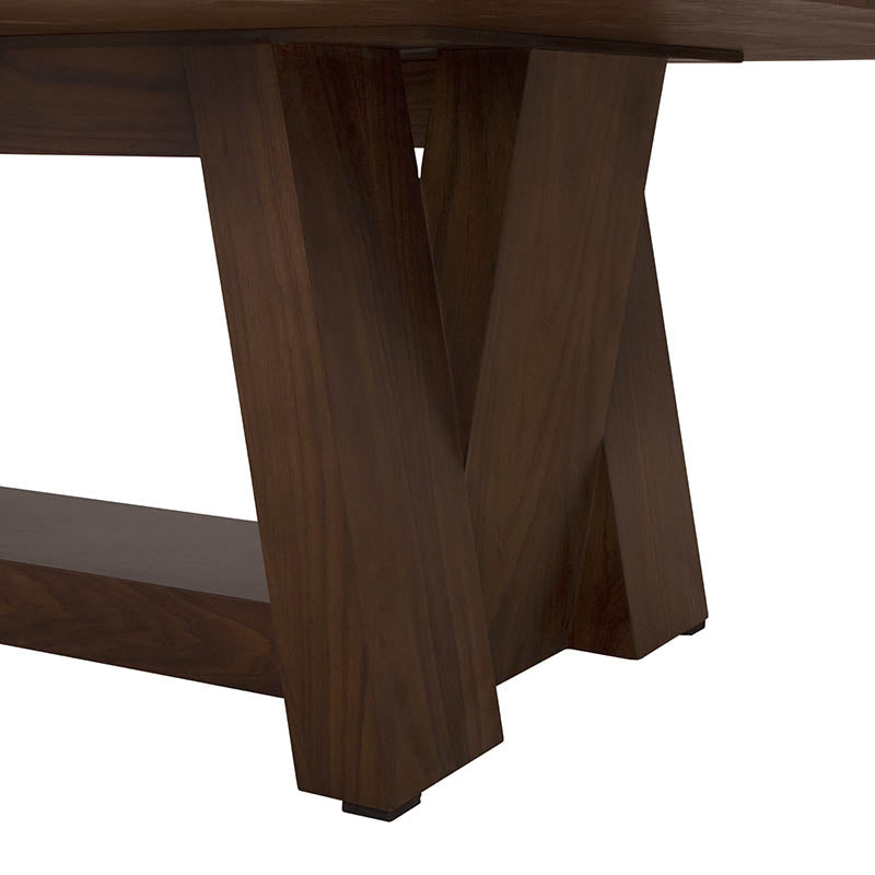 Mesa de comedor Toledo deurope.com.mx, superficie de madera clara y patas robustas en un ambiente moderno y elegante.
