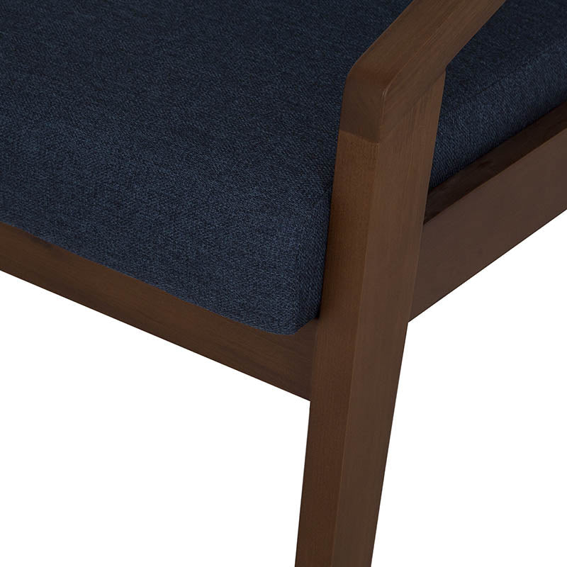 Silla de comedor Toledo deurope.com.mx con estructura de madera y asiento acolchado en color neutro, vista frontal.