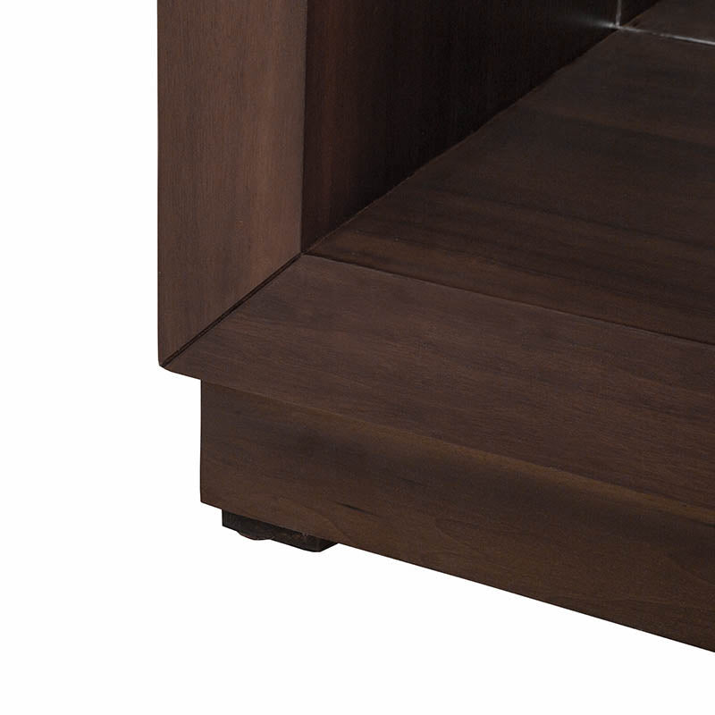 Torre izquierda Toledo de mueble para TV en color madera, con puertas y espacio para dispositivos electrónicos.
