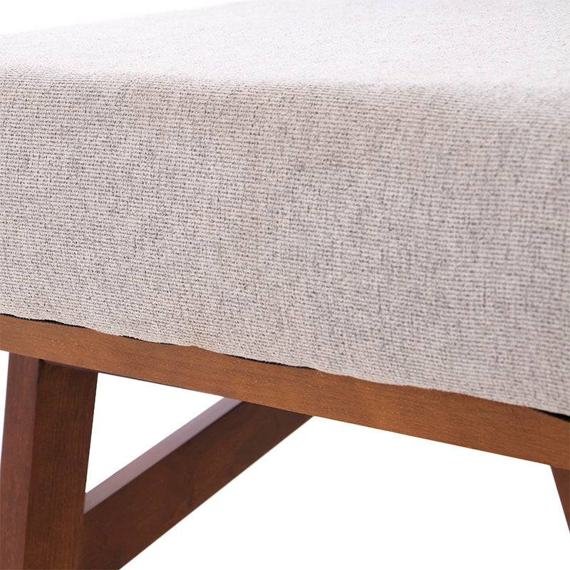 Sillas de comedor Quetzal en tapiz de tela café y tabaco, con estructura de madera industrializada en estilo moderno.