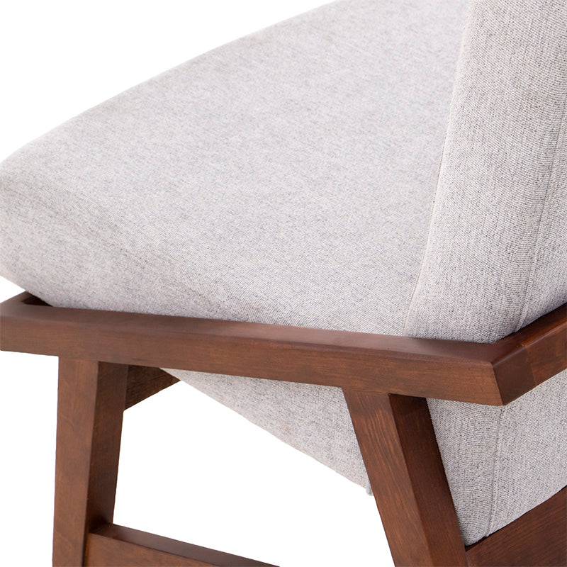 Sillas de comedor de estilo industrial en color café tabaco con tapizado en tela y estructura de madera en el juego Quetzal de deurope.com.mx