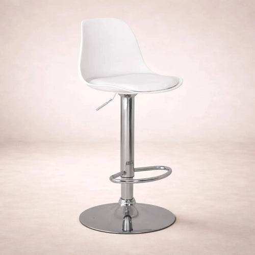 Banco para barra Orion de Deurope.com.mx con asiento de madera termoformada, tapizado leather touch, base de cromo, en color blanco.
