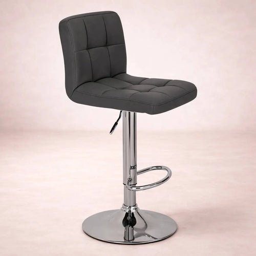 Banco para barra Adex de Deurope con base de cromo, asiento de madera termoformada y tapizado en Leather Touch, color gris.