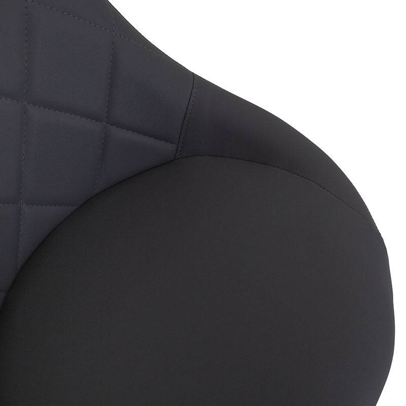 Banco para barra Cenit de deurope.com.mx, con estructura en cromo, asiento de madera termoformada y tapizado Leather Touch negro.