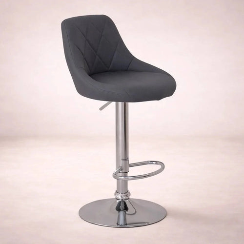 Banco para barra Cenit de Deurope con base de cromo, asiento de madera termoformada y tapizado Leather Touch en negro.
