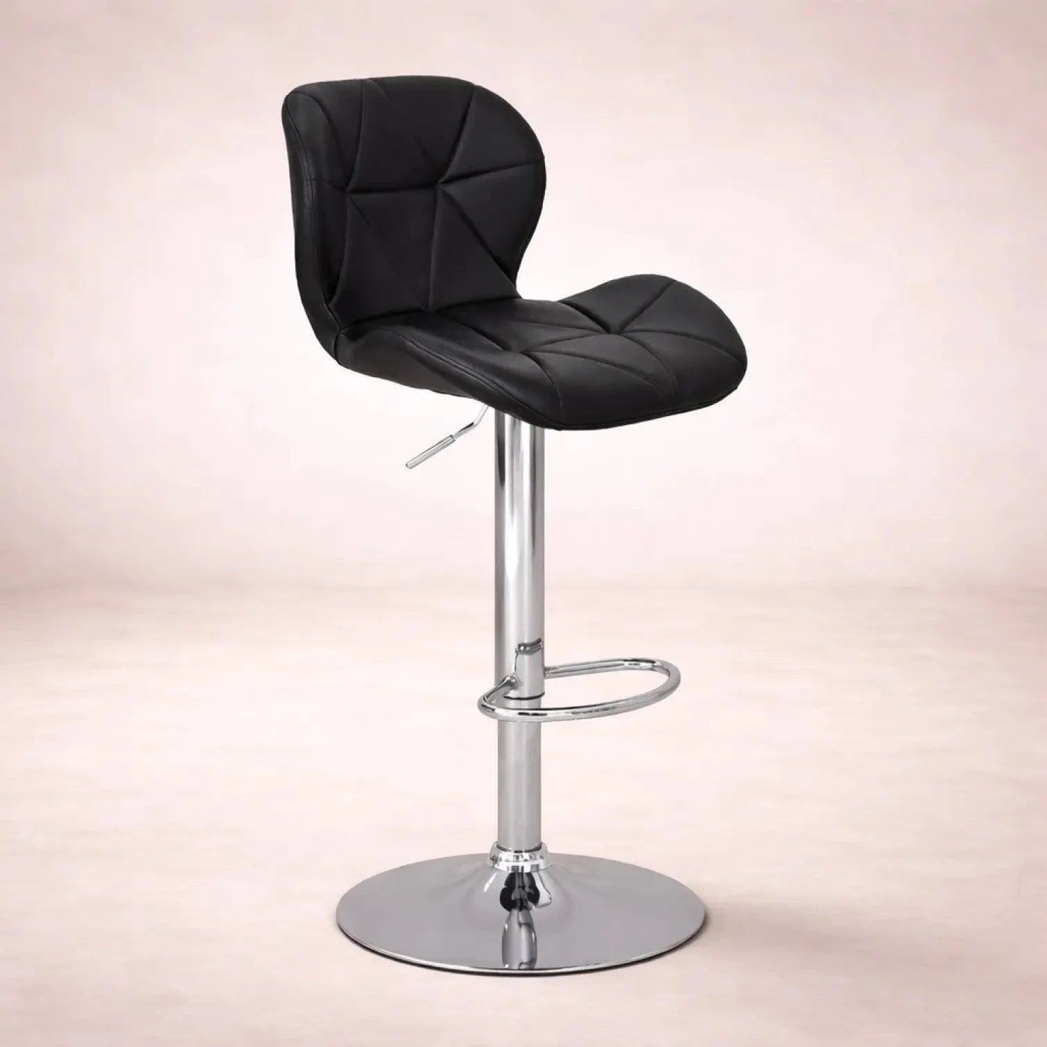 Banco para barra Nexo de Deurope con tapizado leather touch, asiento de madera y base de cromo en color negro, dimensiones 50x50x117 cm.