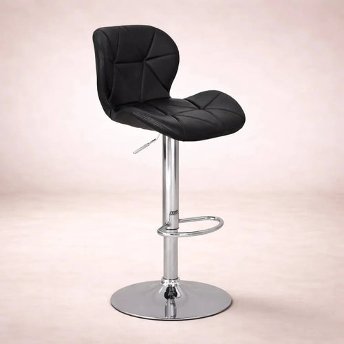 Banco para barra Nexo de Deurope con tapizado leather touch, asiento de madera y base de cromo en color negro, dimensiones 50x50x117 cm.