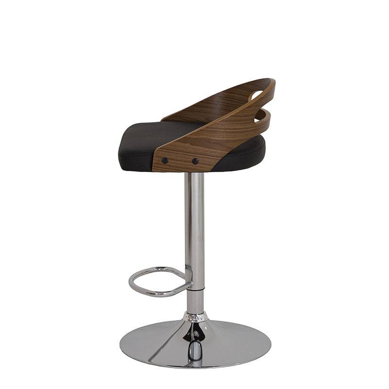 Banco para barra Quasar de Deurope con base de cromo, asiento de madera termoformada y tapizado en Leather Touch, color negro.