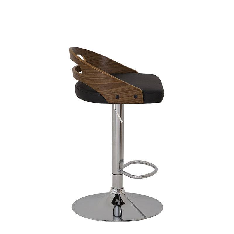 Banco para barra Quasar de Deurope con base de cromo, asiento de madera termoformada y tapizado Leather Touch en negro.