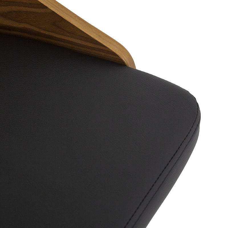 Banco para barra Quasar de deurope.com.mx con marco de cromo, asiento de madera termoformada y tapizado Leather Touch en negro.