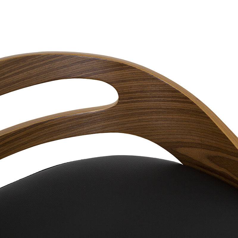 Banco para barra Quasar de Deurope, con base de cromo, asiento de madera termoformada y tapizado Leather Touch en negro.