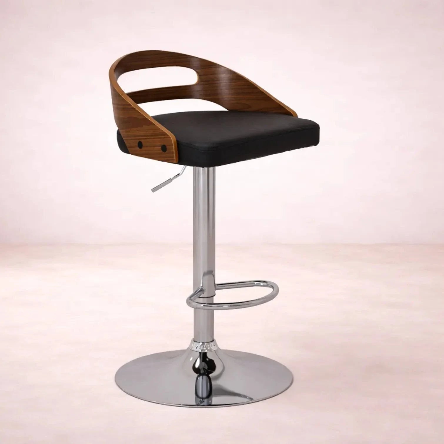 Banco para barra Quasar de Deurope, con base de cromo, asiento de madera termoformada y tapizado en Leather Touch, color negro.