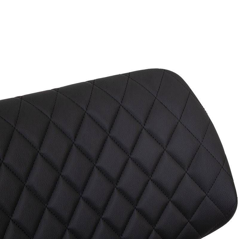 Banco para barra deDeurope.com.mx con base de cromo, asiento de madera termoformada y tapizado en Leather Touch, color negro.