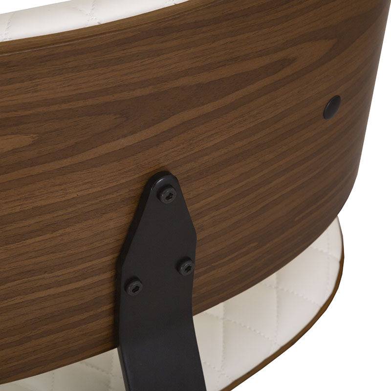 Banco para barra de color negro deurope.com.mx con base de cromo, asiento de madera termoformada y tapizado Leather Touch.