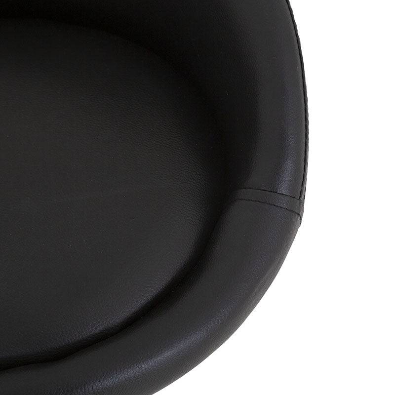 Banco Vortice para barra de deurope.com.mx, con base de cromo, asiento de madera termoformada y tapizado en Leather Touch, color negro.