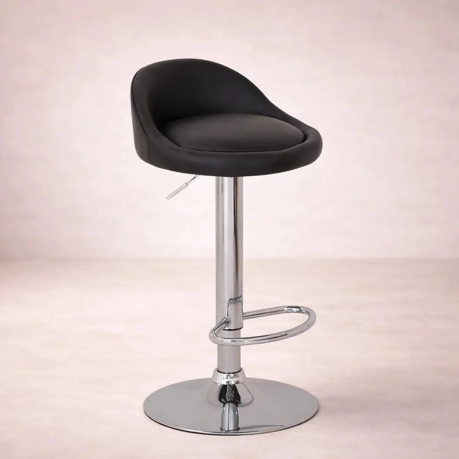 Banco Vortice de Deurope.com.mx con base de cromo, asiento de madera termoformada y tapizado Leather Touch, negro, 50 cm de alto.