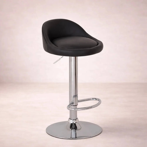 Banco Vortice de Deurope.com.mx con base de cromo, asiento de madera termoformada y tapizado Leather Touch, negro, 50 cm de alto.