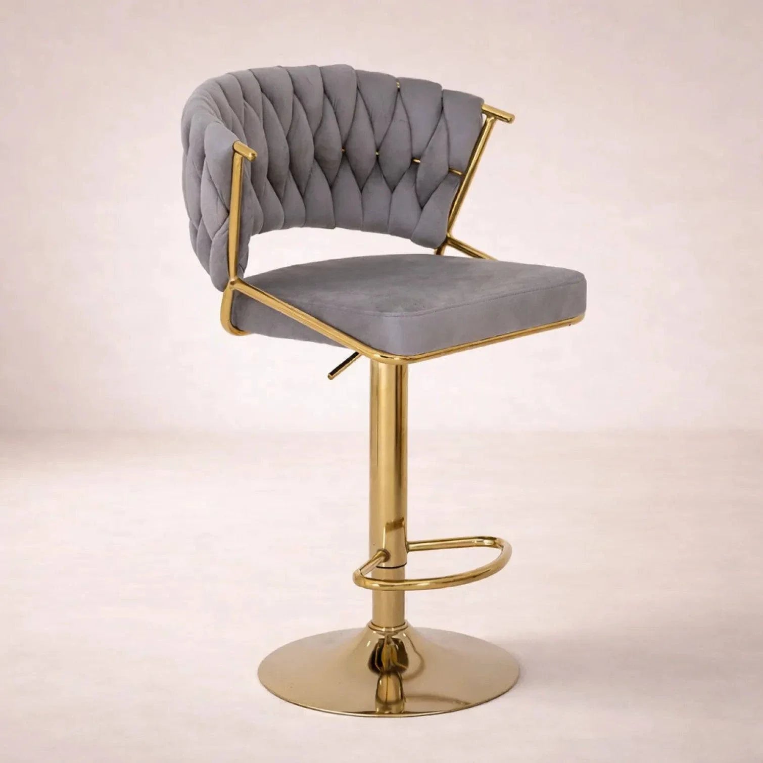 Banco para barra Imperial de deurope.com.mx con asiento de madera termoformada, tapizado de terciopelo gris y base de cromo.