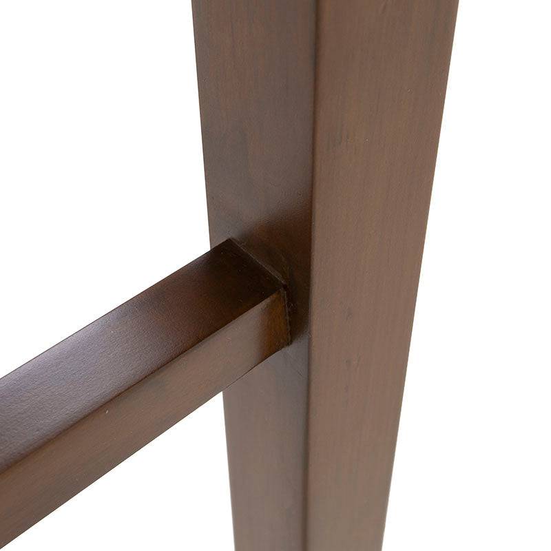 Juego de comedor Berne-made con bancos de nogal y tela beige, de 46 cm de alto y 112 cm de largo.