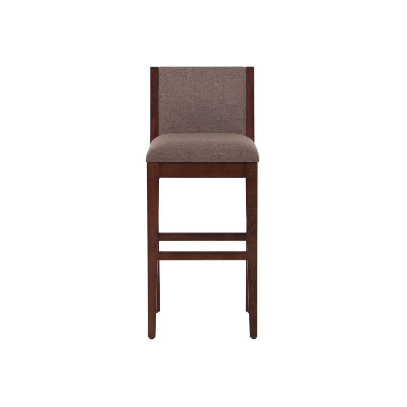 Juego de comedor Quetzal de 4 piezas con bancos de madera y tapiz de tela en tono nogal, en interior moderno.