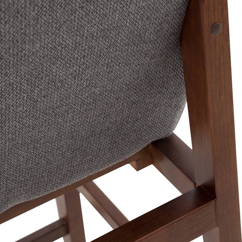 Juego de comedor Inglaterra de 3 piezas con bancos de madera industrial y tapizado de tela en tonos tabaco y café, en estilo moderno.