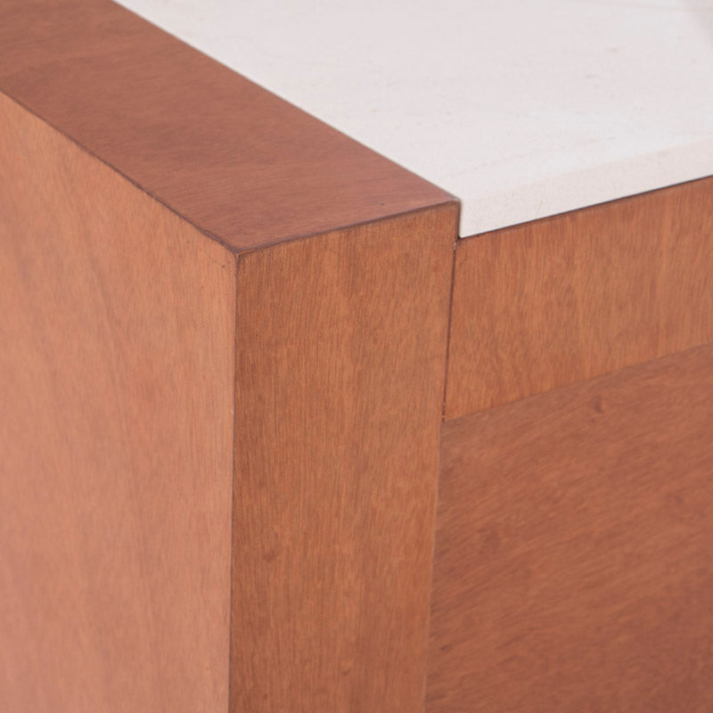 Juego de comedor Deus de 5 piezas con estructura de madera en acabado caoba y detalles de mármol, tamaño 120x105x45 cm.