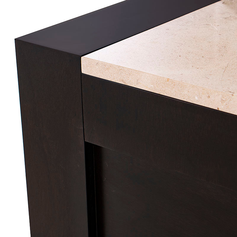 Juego de comedor Deus de 5 piezas con estructura de madera en tono caoba, mesa con acabado en mármol y barras de diseño elegante.
