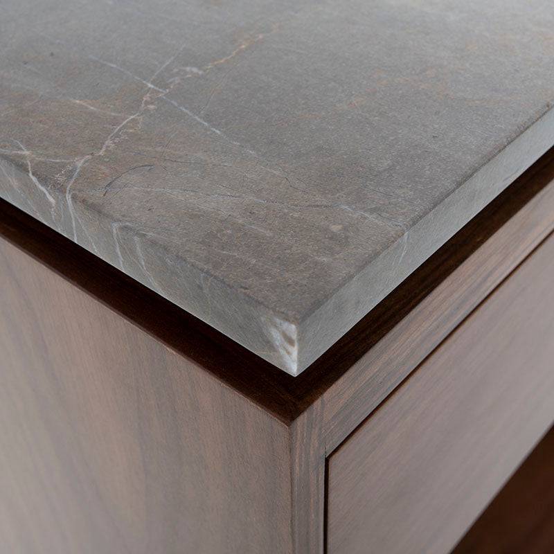 Juego de comedor Berne de 4 piezas con mesas de madera de nogal, cubierta de mármol Santo Tomás, en estilo moderno.