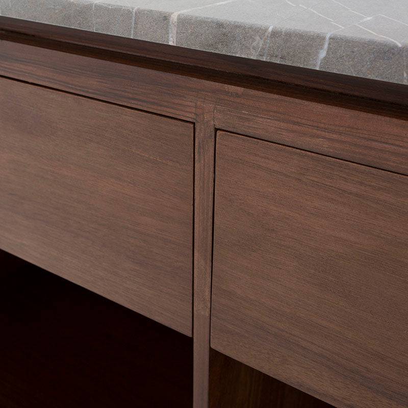 Juego de comedor Berne de 4 piezas con mesa de mármol y sillas con estructura de madera en acabado nogal y gris.