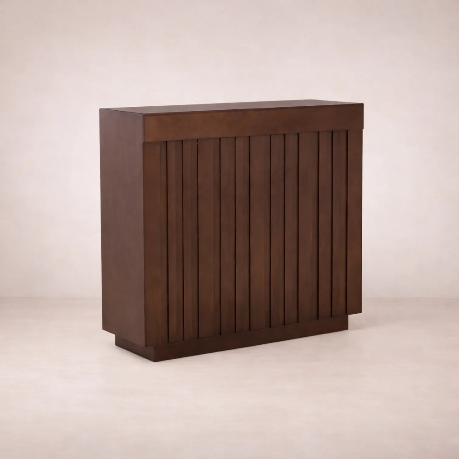 Juego de comedor Quetzal de 4 piezas con estructura de madera de banak, encino y okume, frente de 120 cm y altura de 107 cm.