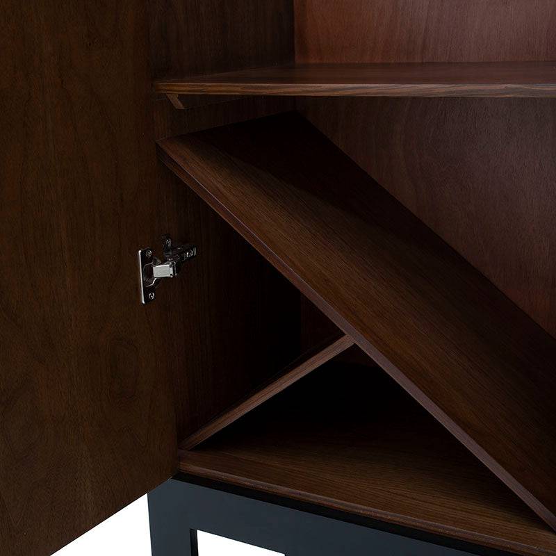Juego de comedor Berne-made de 4 piezas con acabado en nogal y moka, con estantes y estructura moderna en madera.