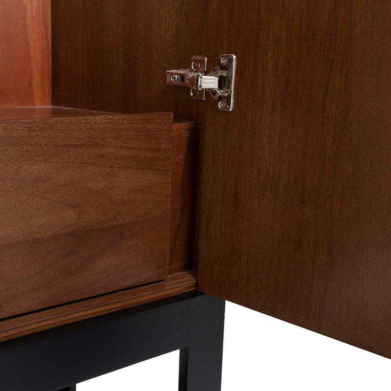 Juego de comedor Berne-made de 4 piezas en madera de nogal y moka, con mueble para bar, frente de 100 cm, alto 160 cm y fondo 40 cm.