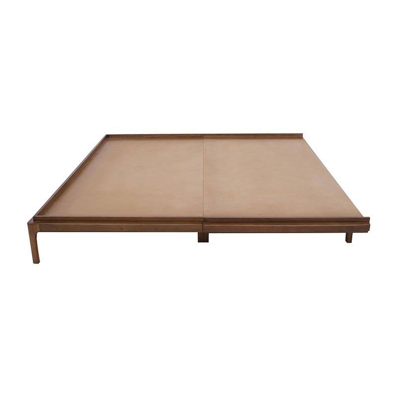 Base de cama Palta de color nogal, con estructura de madera, frente y detalles en tonos cafés, dimensiones 232x110x30 cm.