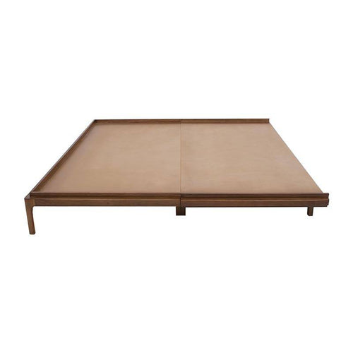 Base de cama Palta de color nogal, con estructura de madera, frente y detalles en tonos cafés, dimensiones 232x110x30 cm.