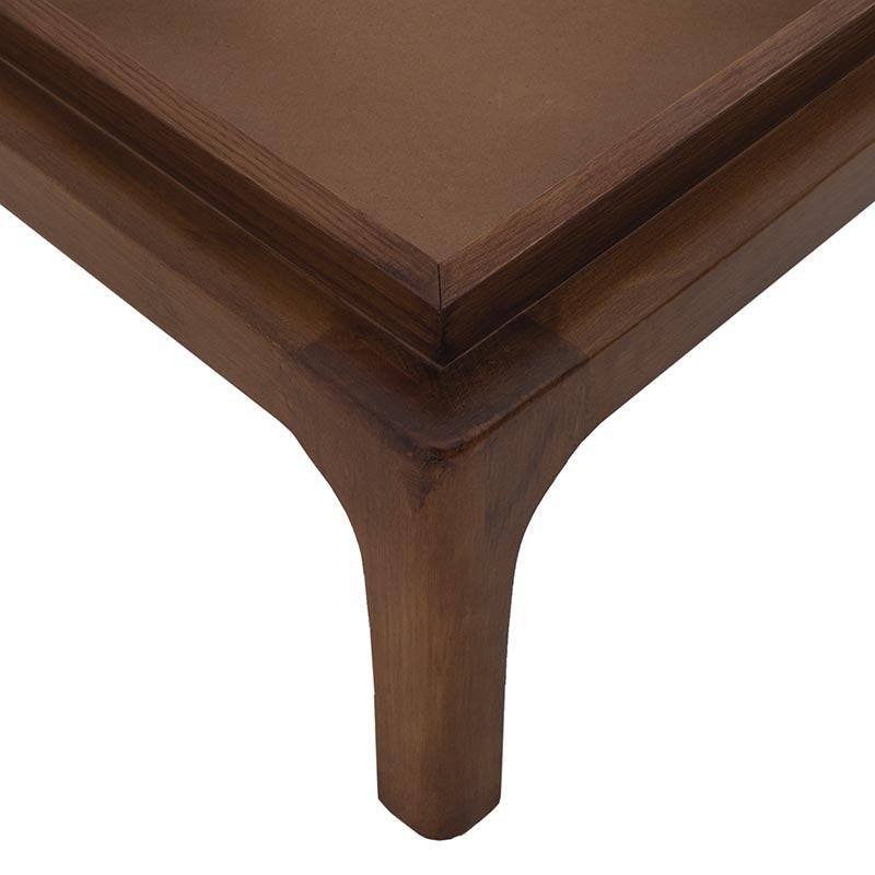 Base de cama Palta de color nogal, con estructura de madera robusta y diseño moderno, mide 232 cm de ancho y 30 cm de alto.