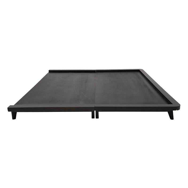 Base de cama Jess de madera de pino en color negro, con diseño industrial, 146 cm de frente, 25 cm de alto y 198 cm de fondo.