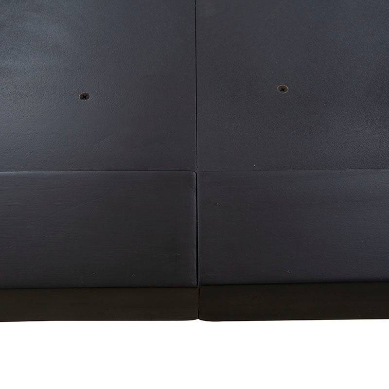 Base de cama Jess de madera de pino en color negro, con diseño industrial y dimensiones de 146 cm de ancho, 25 cm de alto y 198 cm de fondo.