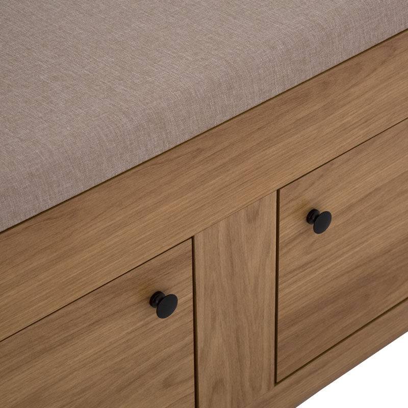 Baúl Allure de madera MDF con acabado en melamina en color natural, frente de 120 cm y altura de 65 cm.