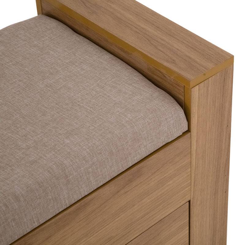 Baúl Allure de madera MDF con acabado en melamina, frontal con diseño moderno, dimensiones 120 cm de ancho y 65 cm de alto.