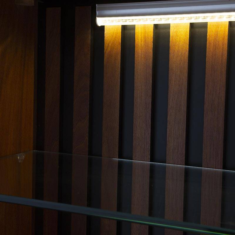 Juego de comedor con buffet Quetzal de madera de pino en acabado nogal, con mesas y sillas en estilo moderno y elegante.