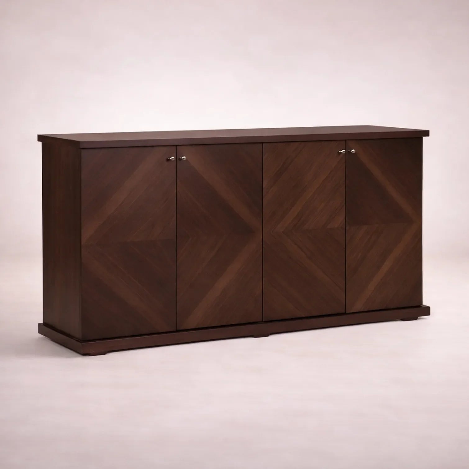 Juego de comedor con buffet Montecarlo de deurope.com.mx, buffet en nogal con acabado en chapa de nogal, frente y dimensiones.