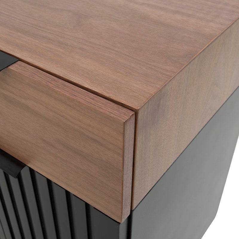 Juego de comedor Jess de Deurope con buffet de madera nogal y pino, cuerpo en negro y acabado en chapa de nogal.
