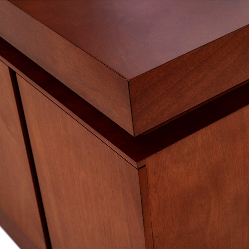 Buffet Tamayo de chapa de caoba con placa de mármol, tamaño 180x80x40 cm, estilo elegante y acabado en madera natural.